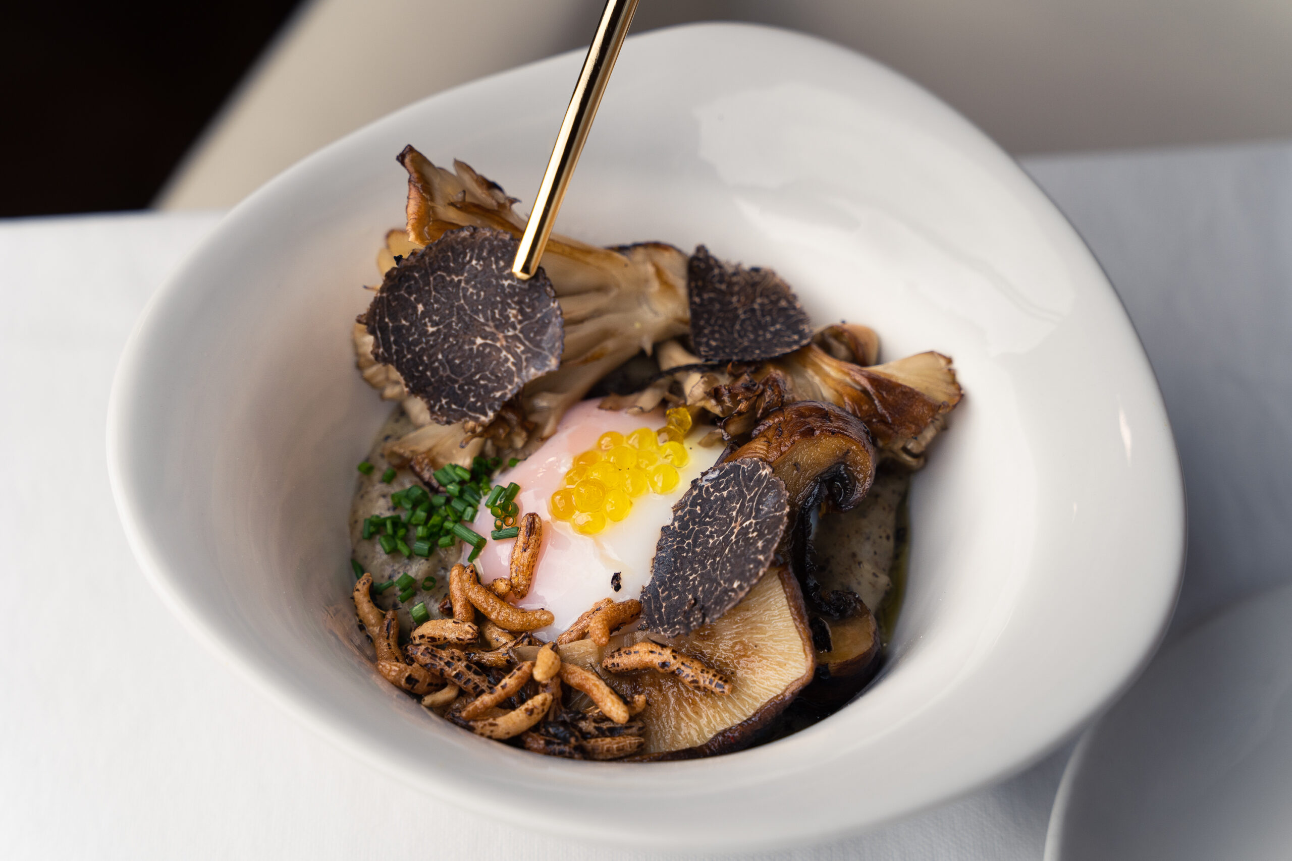 Huevo a 63ºC con parmentier trufado y setas, plato signature de Aflamas