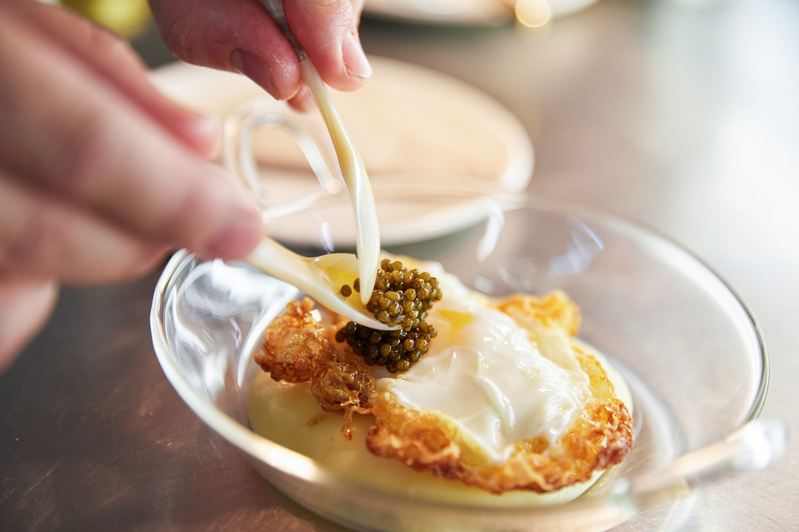 Huevo frito en AOVE y caviar, plato de La Carta de Aflamas Restaurant