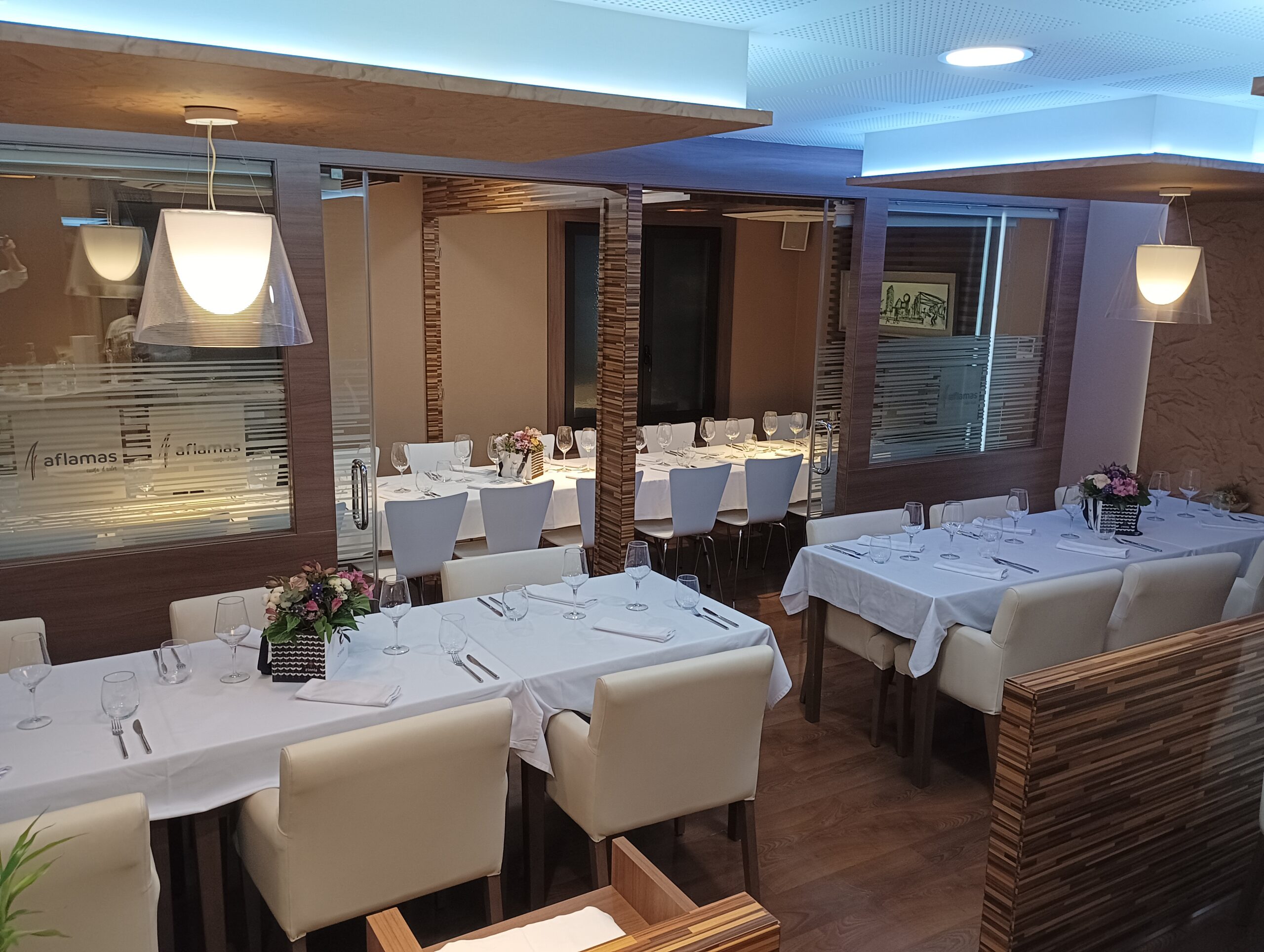 Sala privada de Aflamas Restaurant montada para evento privado en Les Corts, Barcelona